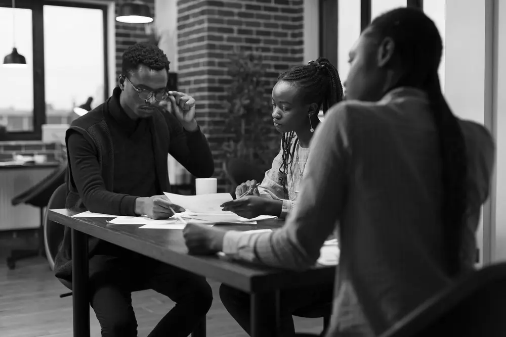 Collegues Agence Recherche Afro Americaine Reunion Situation Financiere Du Projet Demarrage Gens Affaires Au Bureau Du Departement Finances Entreprise Parlant Depenses Marketing